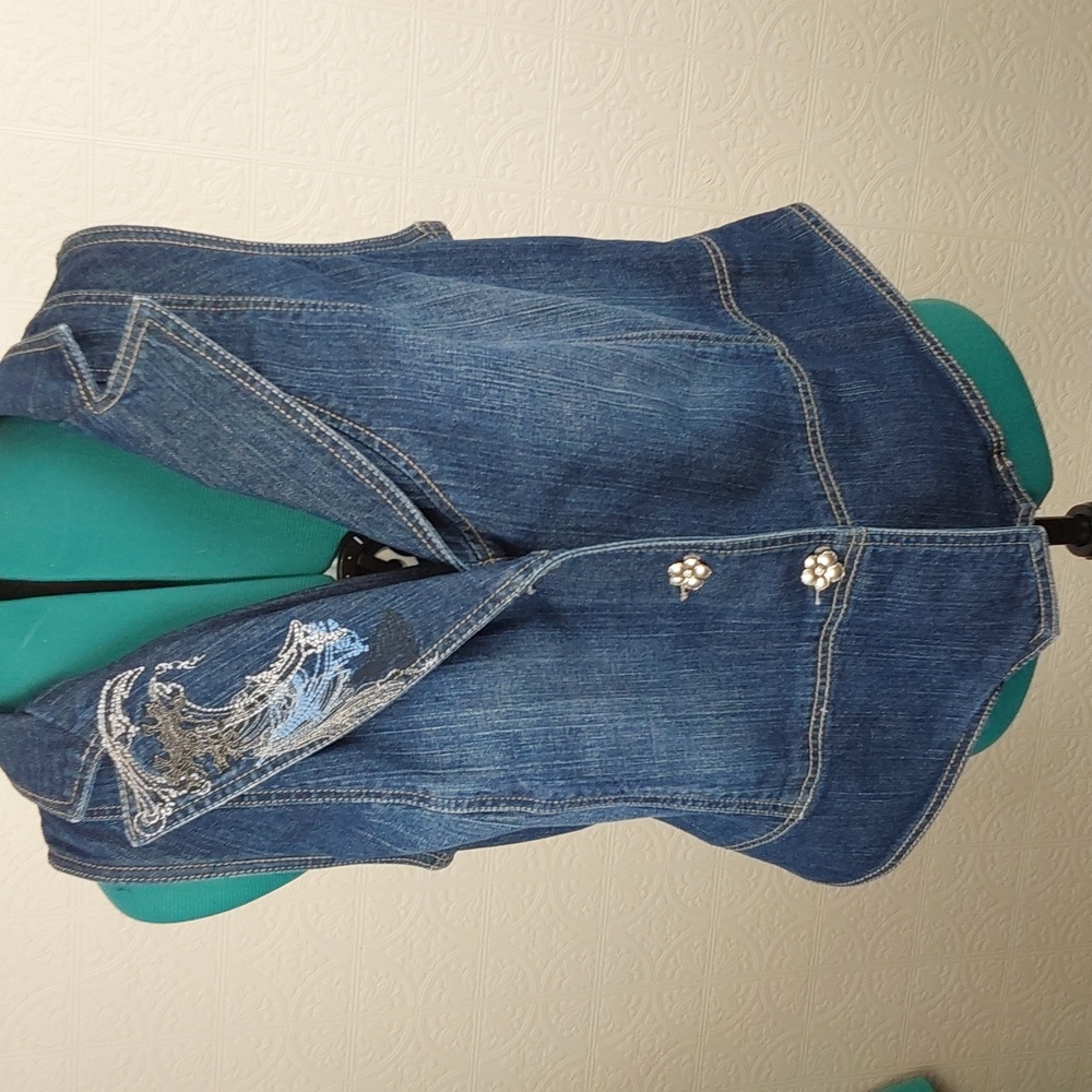 VENEZIA-Denim vest,with decor stitching on colar